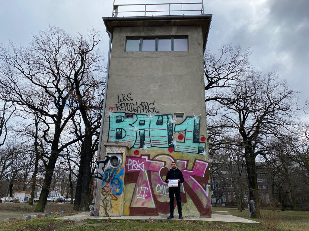 Benjamin Huber vor dem Wachturm im Schlesischen Busch